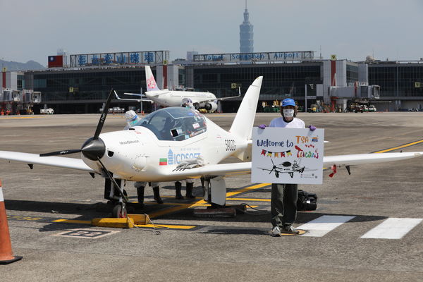 ▲▼16歲麥克（Mack Rutherford）挑戰獨駕飛機環繞世界最年輕紀錄，今下午飛抵台灣松山機場。（圖／民航局提供）