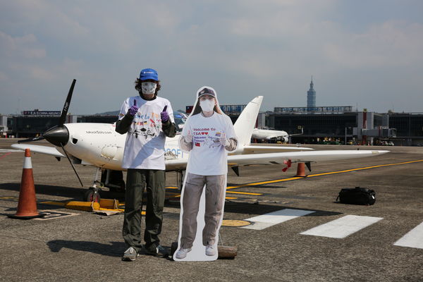 ▲▼16歲麥克（Mack Rutherford）挑戰獨駕飛機環繞世界最年輕紀錄，今下午飛抵台灣松山機場。（圖／民航局提供）