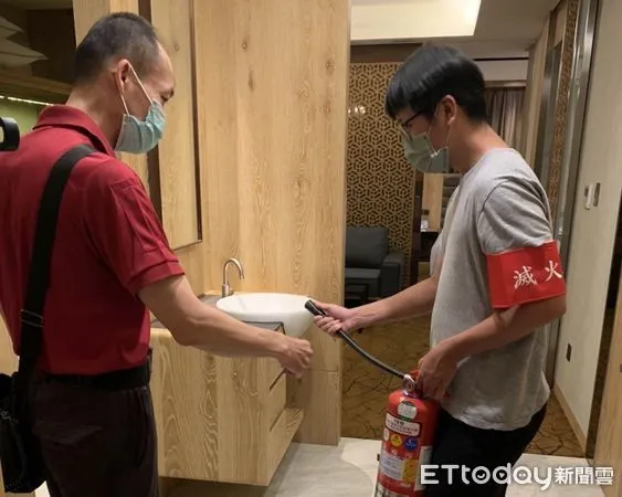 ▲南消七大隊前往轄內飯店進行防火管理自衛消防編組演練，並進行消防設備檢查，強化選手村的住宿安全。（圖／記者林悅翻攝，下同）