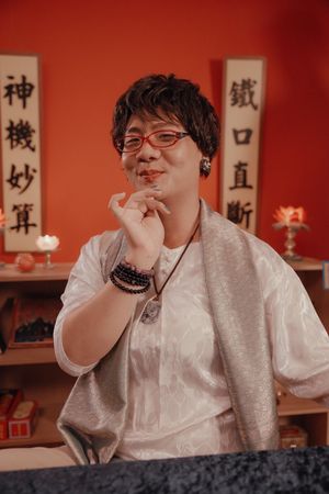 ▲鄭伊健、李霈瑜主演《百萬人推理》，驚喜集結超人氣YouTuber阿翰、千千、琳妲、草爺以及鐵牛客串演出 。（圖／百聿數碼提供）