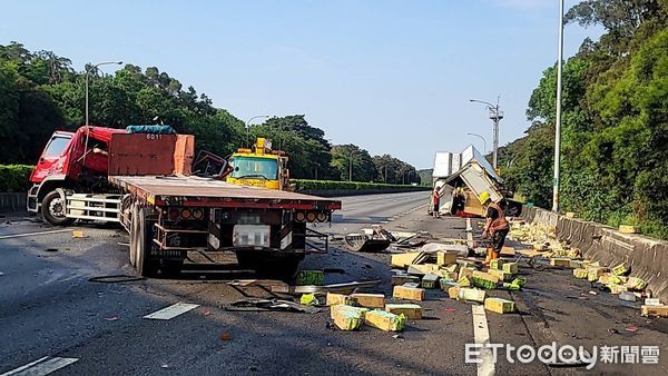 ▲▼國道1號22日嚴重車禍。（圖／記者許權毅翻攝）