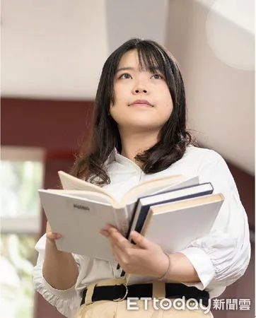 築夢翠谷助學措施改善了楊薇君的經濟與生活壓力，讓她的大學生活從黑白變成彩色。（圖／世新大學提供）