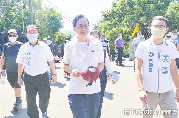 ▲桃園市長參選人張善政今（22）日前往桃園虎頭山健走，大批藍營市議員與參選人都到場陪同。（圖／記者沈繼昌翻攝）