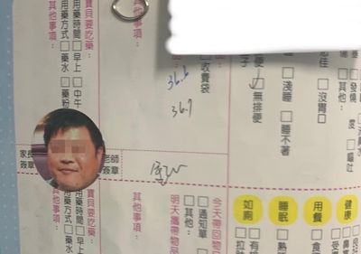 爸簽聯絡簿不正經！2動作讓老婆嘆：兒子老師漂亮也別這樣丟臉