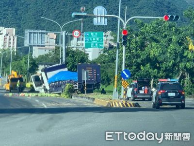 林志穎車禍民眾幫救人　知本貨車自撞「西瓜摔滿地」路過民眾狂撿