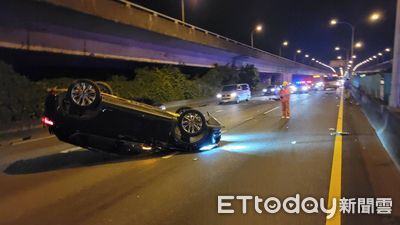 國12車追撞翻覆原因曝：變換車道不當　2駕駛受傷送醫