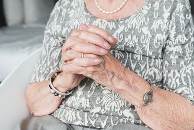 102歲人瑞奶奶曝「長壽秘訣」　吃巧克力喝酒和「美好性愛」成關鍵
