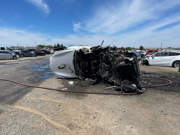 ▲▼加州一輛特斯拉Model S於在車禍中毀損，停在廢車場排定報廢，突然自燃，滅火時又不斷復燃。（圖／翻攝自Facebook／Sacramento Metropolitan Fire District）