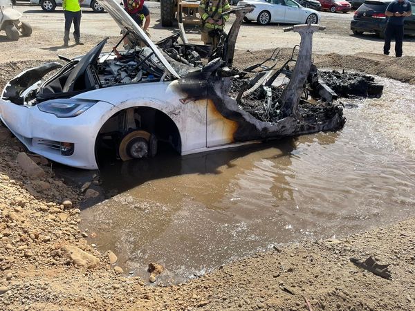 ▲▼加州一輛特斯拉Model S於在車禍中毀損，停在廢車場排定報廢，突然自燃，滅火時又不斷復燃。（圖／翻攝自Facebook／Sacramento Metropolitan Fire District）