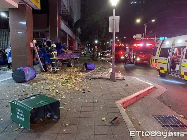 ▲▼小黃運將疑似搶快迴轉，與廚餘車發生碰撞，造成廚餘灑落滿地。（圖／記者邱中岳翻攝）