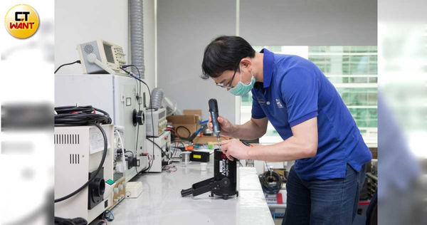 雖是代理商，但正成有專業的維修團隊，定期回原廠上課，並保持料件庫存水位，若待料時間較久還會提供備品使用。（圖／張文玠攝）