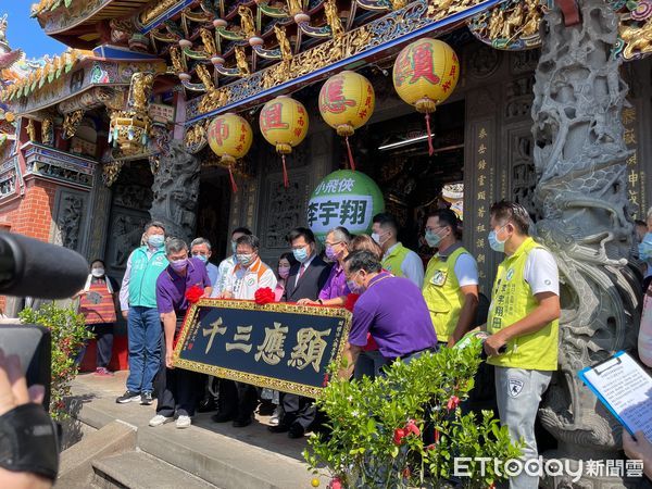 ▲▼林佳龍、吳秉叡、張宏陸頂泰山巖參香贈匾。（圖／記者宋良義攝）