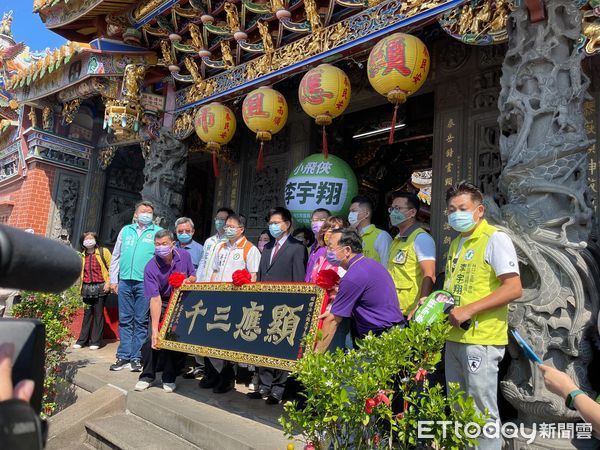 ▲▼林佳龍、吳秉叡、張宏陸頂泰山巖參香贈匾。（圖／記者宋良義攝）