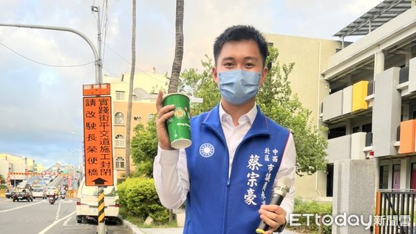 ▲蔡宗豪在大太陽下宣講政見，貼心民眾送上冰涼綠豆湯，令他備感溫馨。（圖／記者林悅翻攝，下同）