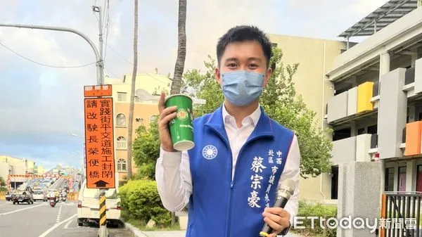 ▲蔡宗豪在大太陽下宣講政見，貼心民眾送上冰涼綠豆湯，令他備感溫馨。（圖／記者林悅翻攝，下同）