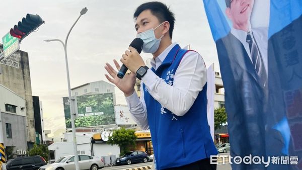 ▲蔡宗豪在大太陽下宣講政見，貼心民眾送上冰涼綠豆湯，令他備感溫馨。（圖／記者林悅翻攝，下同）