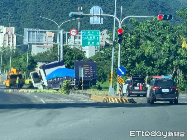 ▲滿載西瓜的大貨車自撞分隔島意外，車上西瓜碎滿地。（圖／記者楊漢聲翻攝）
