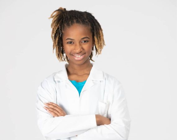 ▲▼美國德州13歲「天才少女」阿萊娜（Alena Analeigh Wicker）成為史上最年輕錄取美國醫學院的非裔學生。（圖／翻攝自IG／@thebrownstemgirl）