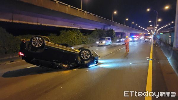 ▲▼自小客車變換車道不慎追撞BMW導致翻覆，2車駕駛均受傷送醫。（圖／記者邱中岳翻攝）