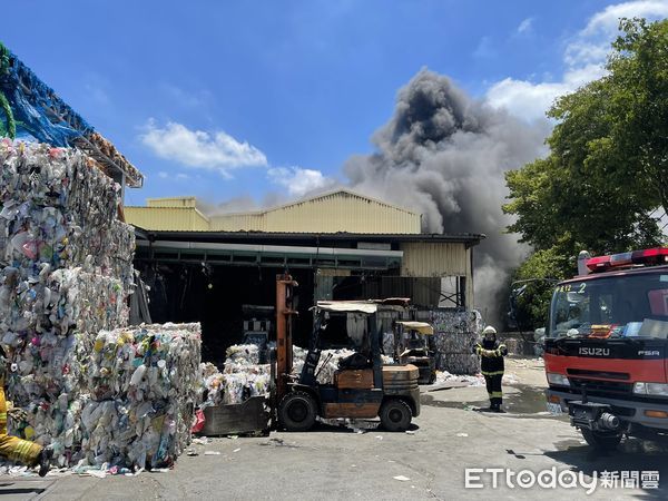 ▲▼高雄市鳥松區美山路23日中安廢棄物處理股公司回收物燃燒。（圖／記者吳奕靖翻攝）