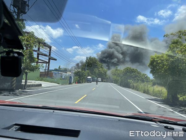 ▲▼高雄市鳥松區美山路23日中安廢棄物處理股公司回收物燃燒。（圖／記者吳奕靖翻攝）