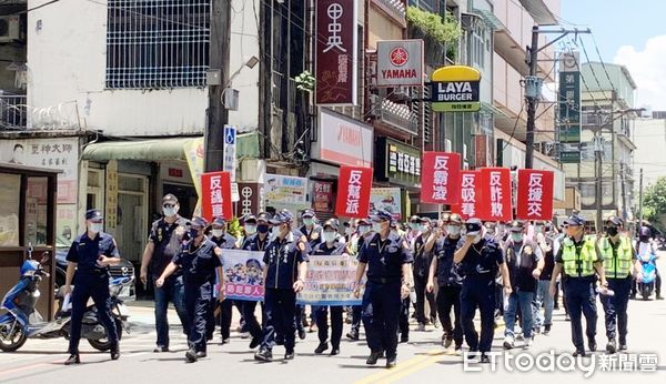 ▲桃園市大溪區普濟堂22日進行廟會遶境活動，警方投入多達270名警力。（圖／記者沈繼昌翻攝）