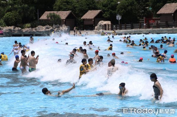 ▲熱到崩潰！7000人湧入馬拉灣泡水創疫情新高　福容熊大主題房住宿破8成。（圖／麗寶渡假區提供）