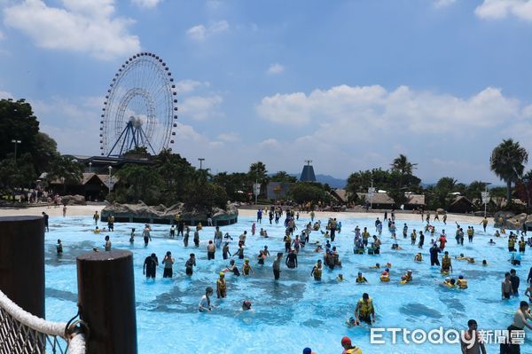 ▲熱到崩潰！7000人湧入馬拉灣泡水創疫情新高　福容熊大主題房住宿破8成。（圖／麗寶渡假區提供）