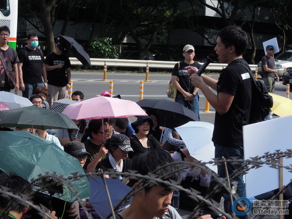 島國前進成員陳為廷等人在王張會舉行的飯店外抗議。（圖／記者賴于榛攝）