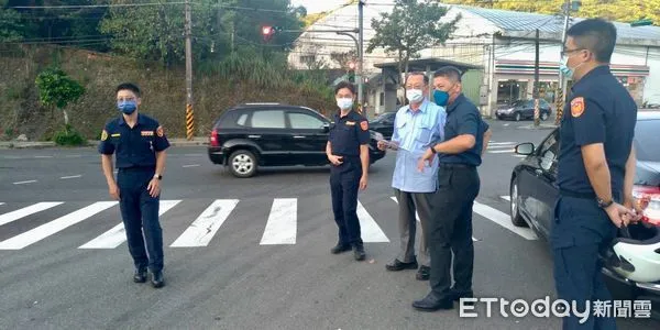 ▲視察基金二、三路假日交通 基隆警長張樹德慰勉執勤同仁辛勞。（圖／記者郭世賢翻攝）