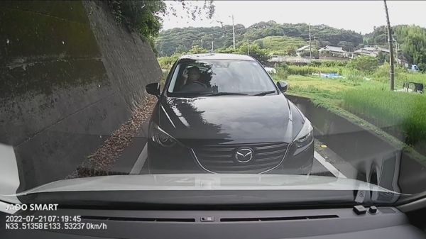 ▲▼兩車狹路相逢的困境，在日本竟然是靠「一拳」決勝負。（圖／翻攝自twitter／yama moto）