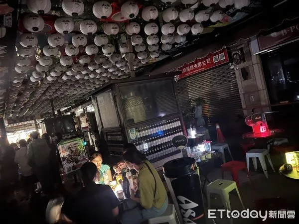 ▲逢甲商圈晚間疑似變壓器出現問題，無預警大停電。（圖／記者游瓊華翻攝）