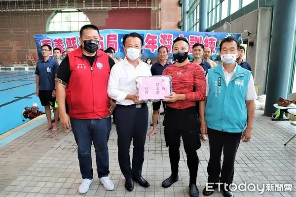 ▲▼  翁章梁慰勉消防局潛水複訓，承諾明年起超勤津貼提升至1萬7千盼議會支持 。（圖／嘉義縣政府提供）