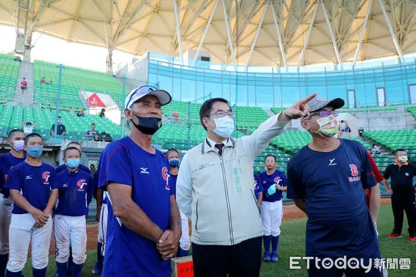 ▲第六屆WBSC U-12世界盃少棒賽將開戰，市長黃偉哲親臨亞太棒球場，送飲品為台灣小將加油。（圖／記者林悅翻攝，下同）