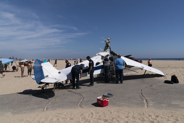 ▲▼ 美國南加州海灘發生一起小飛機墜入海面的意外。（圖／達志影像／美聯社）