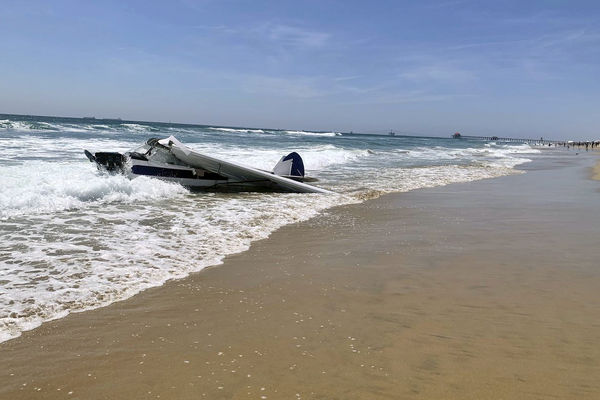 ▲▼ 美國南加州海灘發生一起小飛機墜入海面的意外。（圖／達志影像／美聯社）
