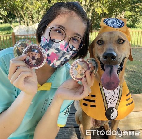 ▲台南山上花園水道博物館人氣館犬「園長」也趕搭風潮，穿起量身打造的道士服，化身「狗道士」和粉絲見面。（圖／記者林悅翻攝，下同）