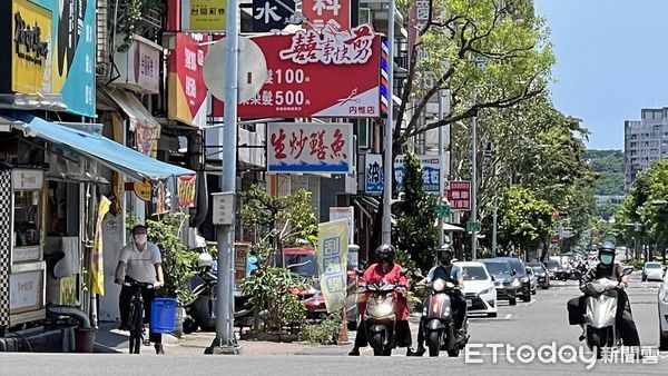 ▲▼熱浪,夏天,機車族,躲太陽,停等紅燈。（圖／記者吳奕靖攝）