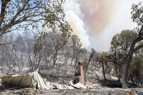 ▲▼美國加州優勝美地國家公園附近的「橡樹大火」（Oak Fire）持續延燒。（圖／路透）