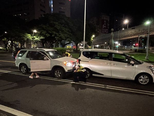 ▲▼廖家儀等紅燈被後車追撞             。（圖／民視提供）