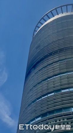 ▲▼     南港citylink8樓燒肉餐廳排煙燻黑外牆，內部經詳細查看，確認無燃燒狀況，研判因此造成民眾誤會      。（圖／記者張君豪翻攝）