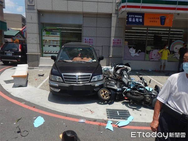 ▲▼台中大雅嚴重車禍，一名女騎士帶嬰兒遭撞上。（圖／記者許權毅攝）