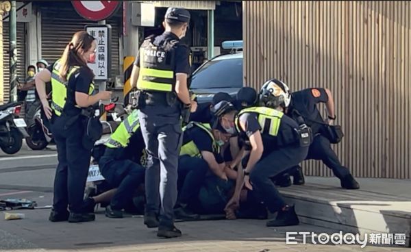 ▲▼ 澎湖發生街頭打人事件　警方10人合力壓制將人帶回。（圖／記者陳韋男攝）