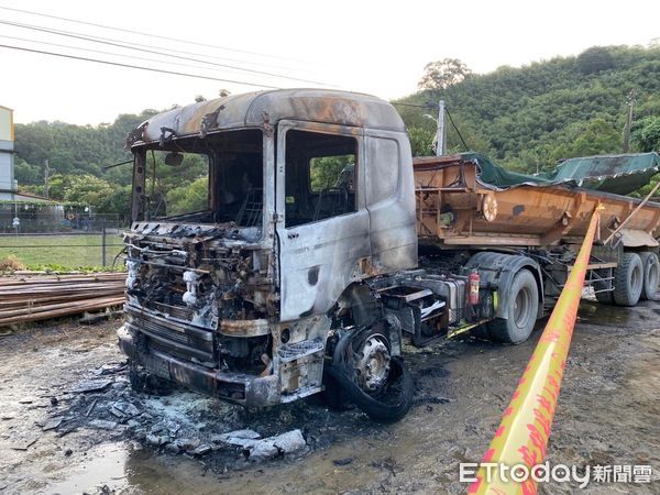 ▲▼苗栗公館７月２３日凌晨燒毀２部砂石車，經查嫌犯與車主有糾紛，竟然半夜縱火燒車洩恨。（圖／記者蔡文淵翻攝）