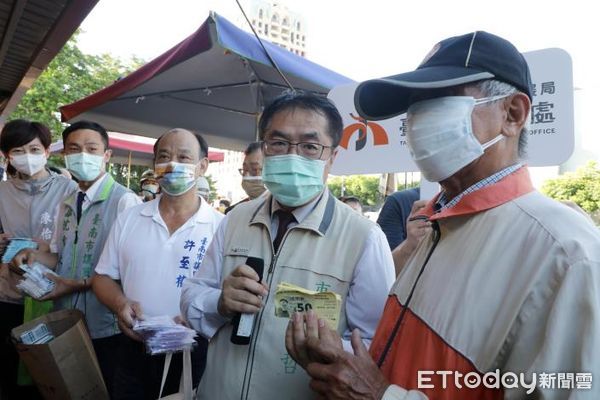 ▲台南市長黃偉哲24日傍晚現身北區和緯黃昏市場，與多位地方民代一同出席市府與和緯市場攜手設立的「惜食平台」啟用儀式。（圖／記者林悅翻攝，下同）