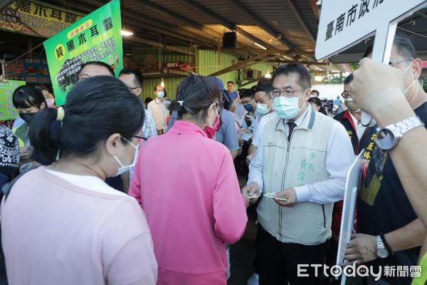 ▲台南市長黃偉哲24日傍晚現身北區和緯黃昏市場，與多位地方民代一同出席市府與和緯市場攜手設立的「惜食平台」啟用儀式。（圖／記者林悅翻攝，下同）