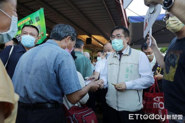 ▲台南市長黃偉哲24日傍晚現身北區和緯黃昏市場，與多位地方民代一同出席市府與和緯市場攜手設立的「惜食平台」啟用儀式。（圖／記者林悅翻攝，下同）