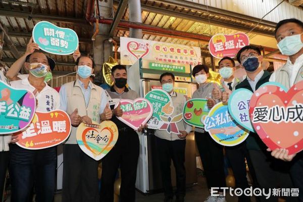 ▲台南市長黃偉哲24日傍晚現身北區和緯黃昏市場，與多位地方民代一同出席市府與和緯市場攜手設立的「惜食平台」啟用儀式。（圖／記者林悅翻攝，下同）