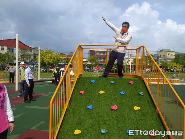 ▲台南市長黃偉哲根據民眾的意見與需求，總計投注8.8億元持續打造了28座特色公園，各公園依據當地特色設計主題，提供親子等遊樂器材。（圖／記者林悅翻攝，下同）