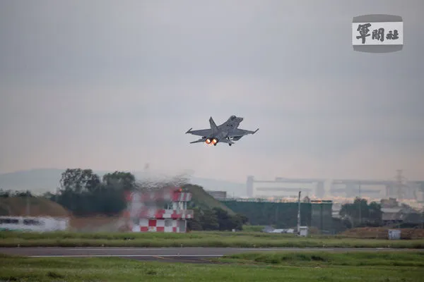 ▲▼空軍第一聯隊IDF戰機25日執行戰備轉場任務。（圖／軍聞社提供）